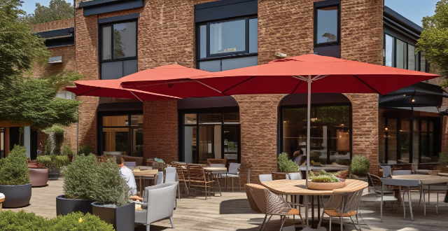 What role does customer service play in restaurant marketing